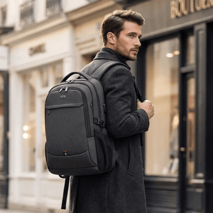 Sac à dos ordinateur étanche porté lors d’un déplacement professionnel en milieu urbain